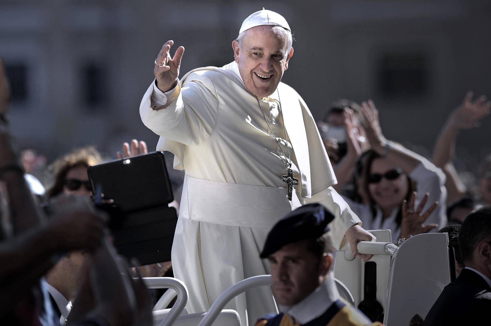 Papa Francesco, funerali entro domenica. Conclave dopo 5 maggio