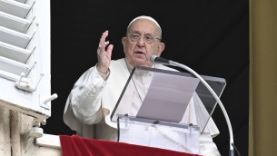 Papa Francesco, gesti a sorpresa e linguaggio colloquiale: quando Bergoglio ha spiazzato