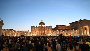 Papa Francesco, il lungo addio a San Pietro: migliaia in fila per Bergoglio