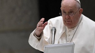Papa Francesco, il nefrologo: "Lieve insufficienza renale evento quasi fisiologico"