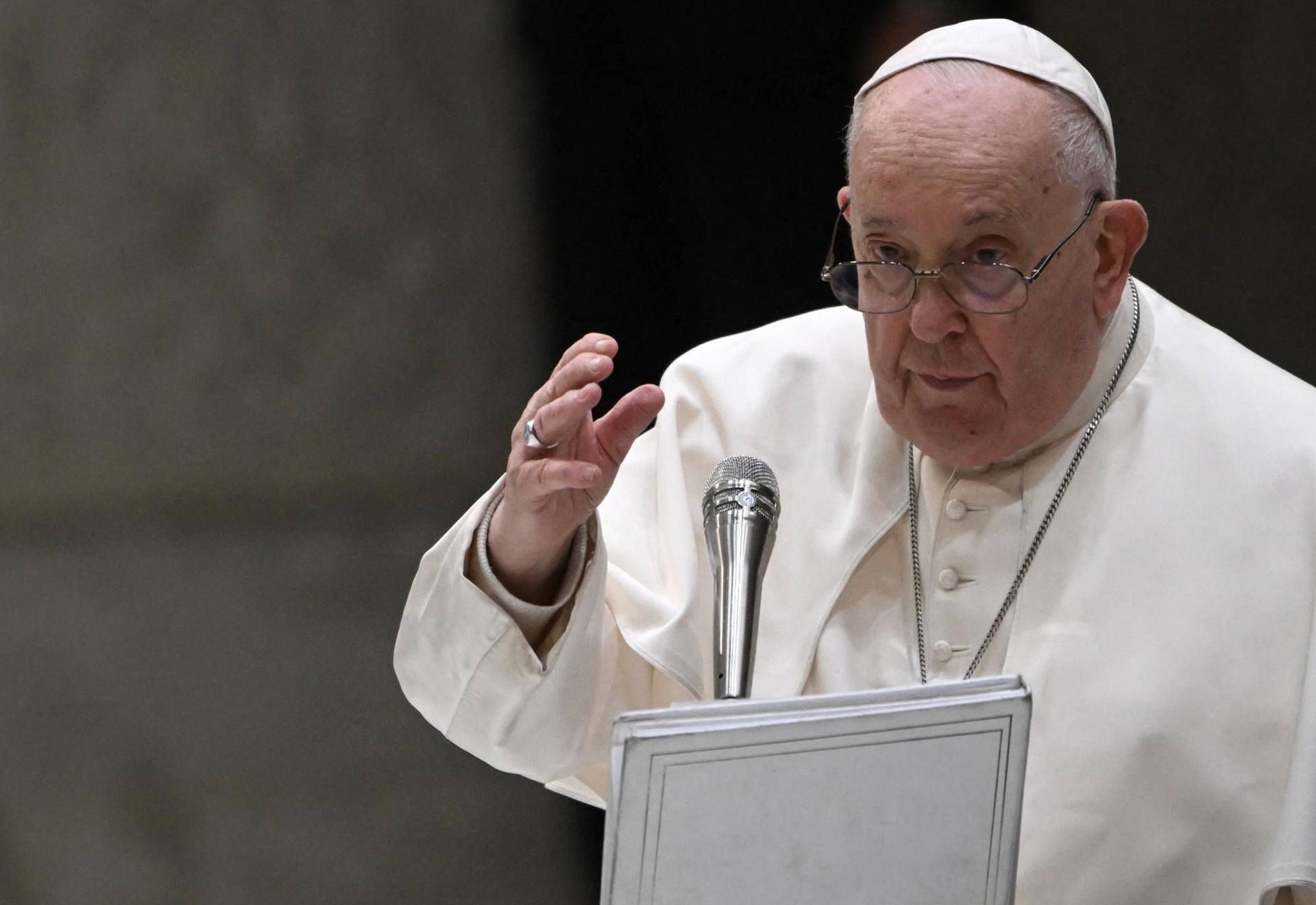 Papa Francesco, il nefrologo: "Lieve insufficienza renale evento quasi fisiologico"