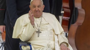Papa Francesco in convalescenza, pneumologo: "Niente stress, 2 mesi importanti per recupero"