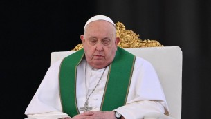 Papa Francesco interrompe l'omelia: "Difficoltà di respiro, mi scuso"