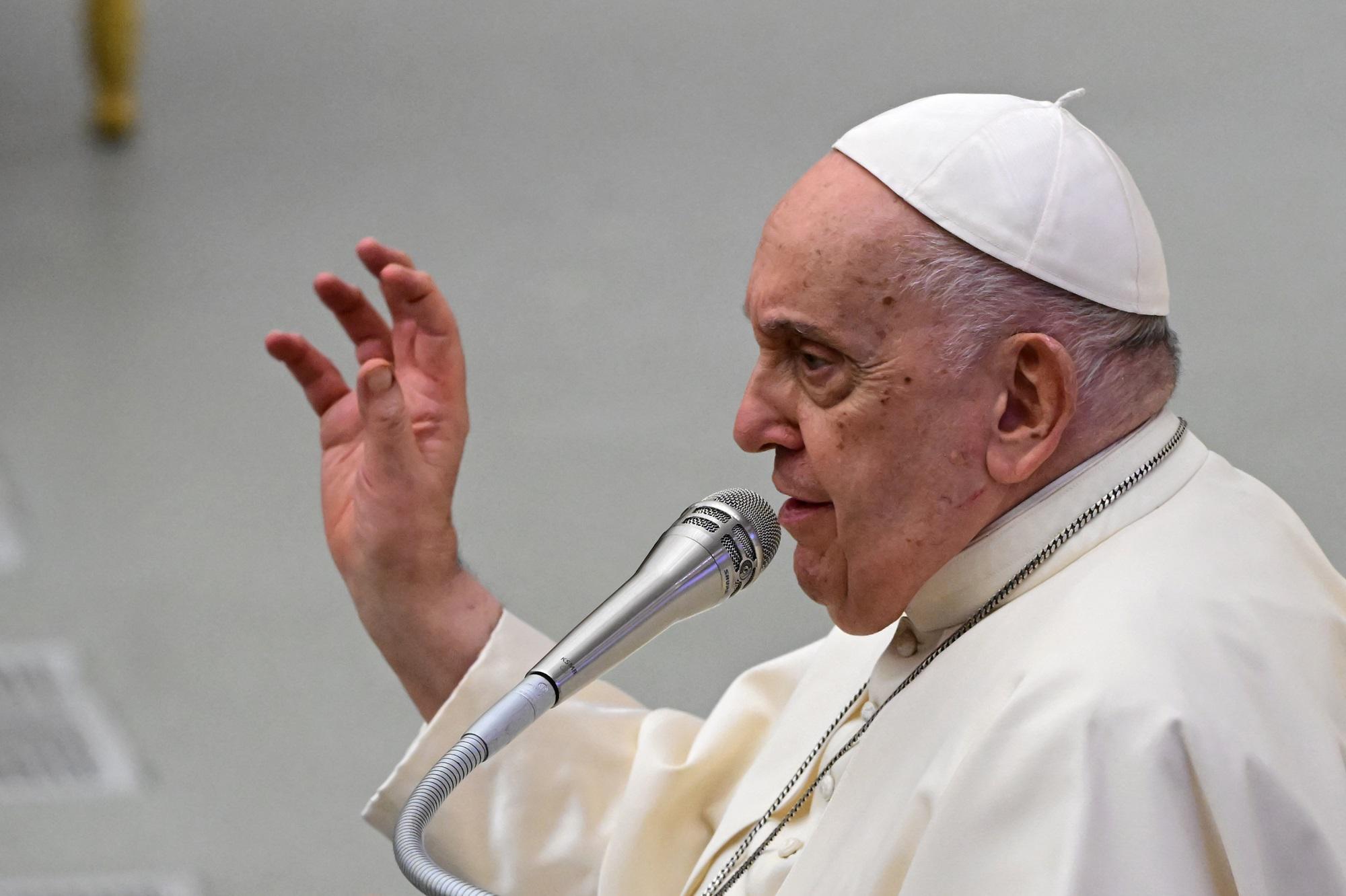 Papa Francesco: "La Chiesa è donna, va smaschilizzata"