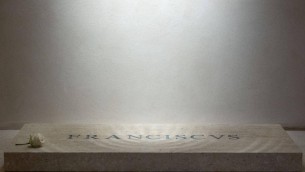 Papa Francesco, la tomba e l''errore' che fa discutere: la foto