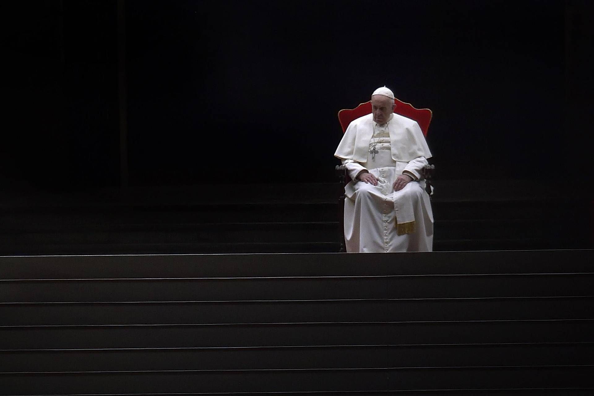 Papa Francesco, la vita e il pontificato nel rogito posto nella bara: "Testimone di umanità"