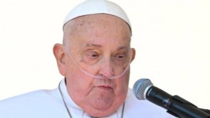 Papa Francesco, lo pneumologo: "Uscire con l'ossigeno? Migliaia di persone lo fanno"