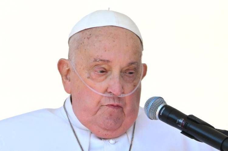 Papa Francesco, lo pneumologo: "Uscire con l'ossigeno? Migliaia di persone lo fanno"
