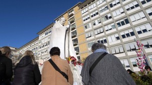 Papa Francesco migliora ancora, bollettino: "Sospesa ventilazione meccanica, ridotto ossigeno ad alti flussi"