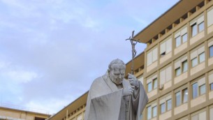 Papa Francesco migliora ancora, Vaticano: "Necessaria terapia ospedaliera"