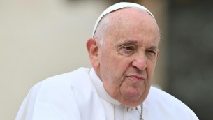 Papa Francesco: "Non andate dalla strega a farvi leggere la mano"
