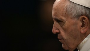 Papa Francesco: "Non restiamo sul divano, sporchiamoci le mani"