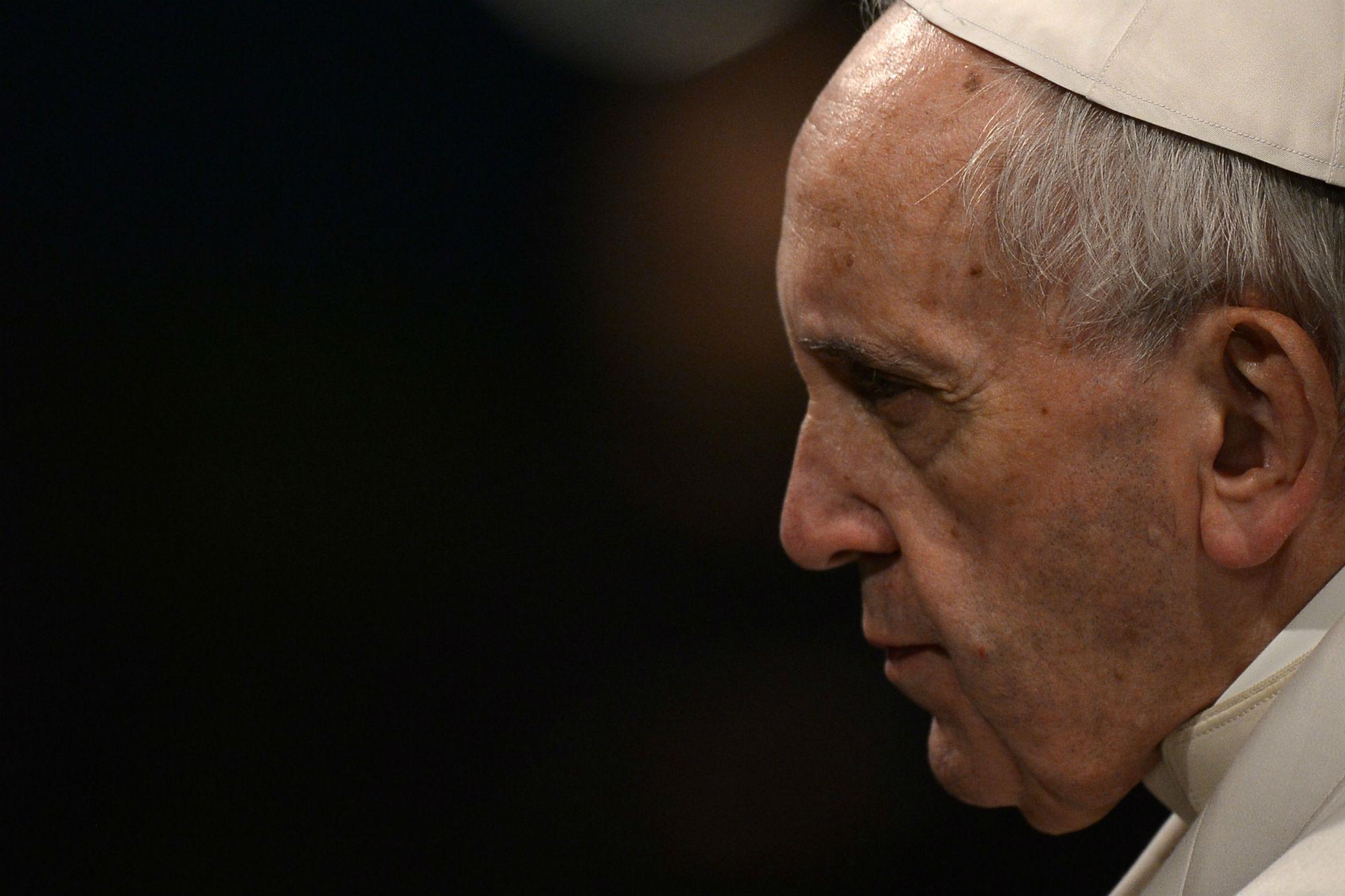 Papa Francesco: "Non restiamo sul divano, sporchiamoci le mani"