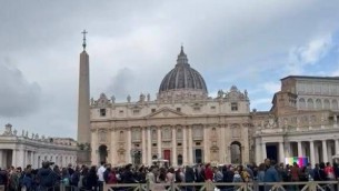 Papa Francesco, riaperta San Pietro: già oltre 128mila persone per l'omaggio - Diretta