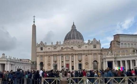 Papa Francesco, riaperta San Pietro: già oltre 128mila persone per l'omaggio - Diretta