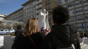Papa Francesco ricoverato, i medici del Gemelli: "Non è fuori pericolo, vuole che si dica la verità"