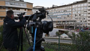 Papa Francesco ricoverato, prima notte al Gemelli per infezione respiratoria