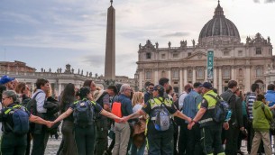 Papa Francesco, San Pietro torna a riempirsi di fedeli per l'omaggio a Bergoglio - Video