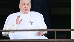 Papa Francesco si affaccia dal Gemelli: "Grazie a tutti"