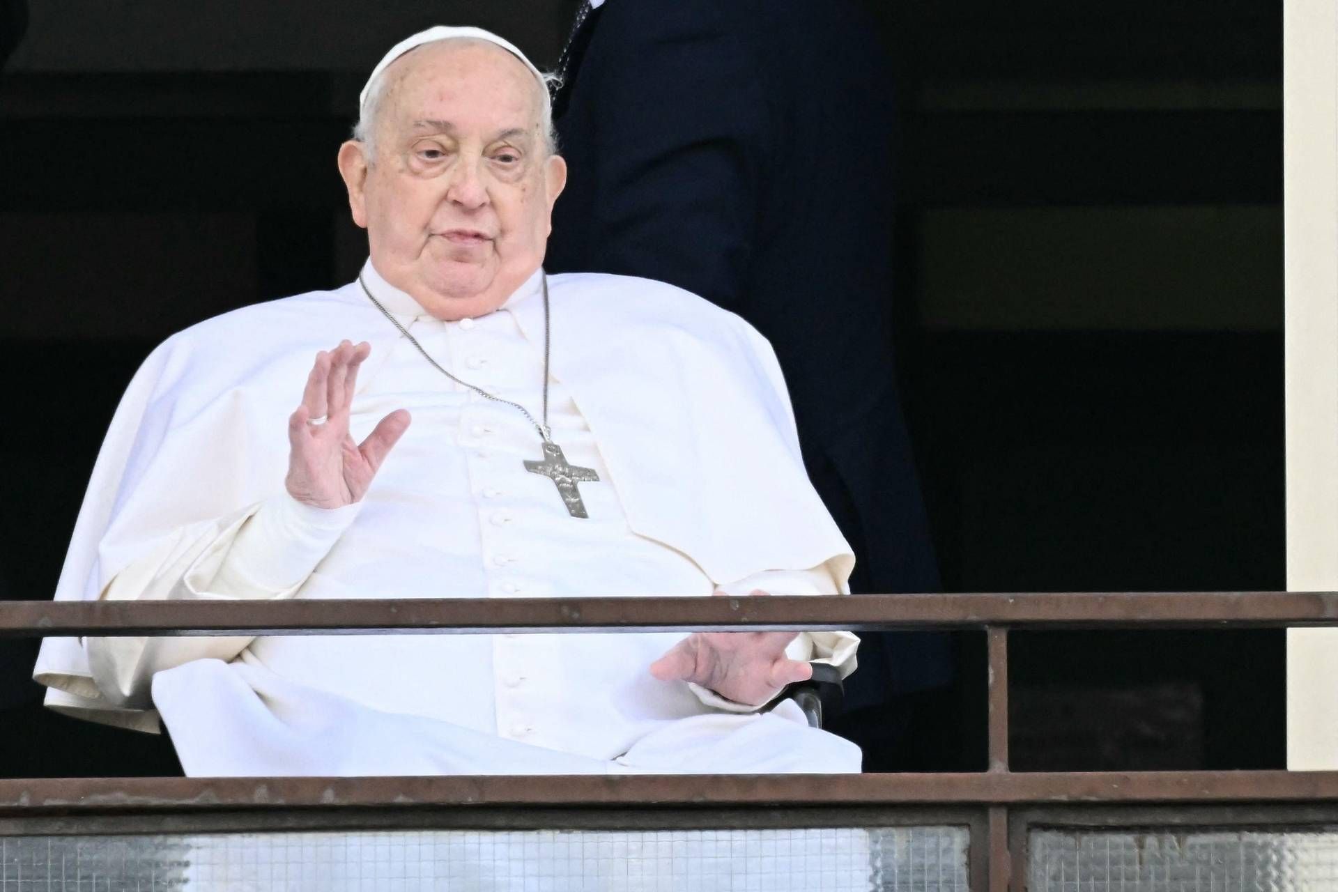 Papa Francesco si affaccia dal Gemelli: "Grazie a tutti"