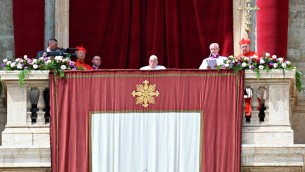 Papa Francesco si affaccia per benedizione Urbi et Orbi, l'applauso dei fedeli