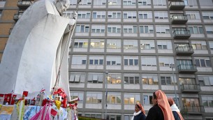 Papa Francesco, Vaticano: "Condizioni stabili testimoniano buona risposta a terapia"