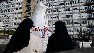 Papa Francesco, Vaticano: "Due episodi di insufficienza respiratoria acuta"