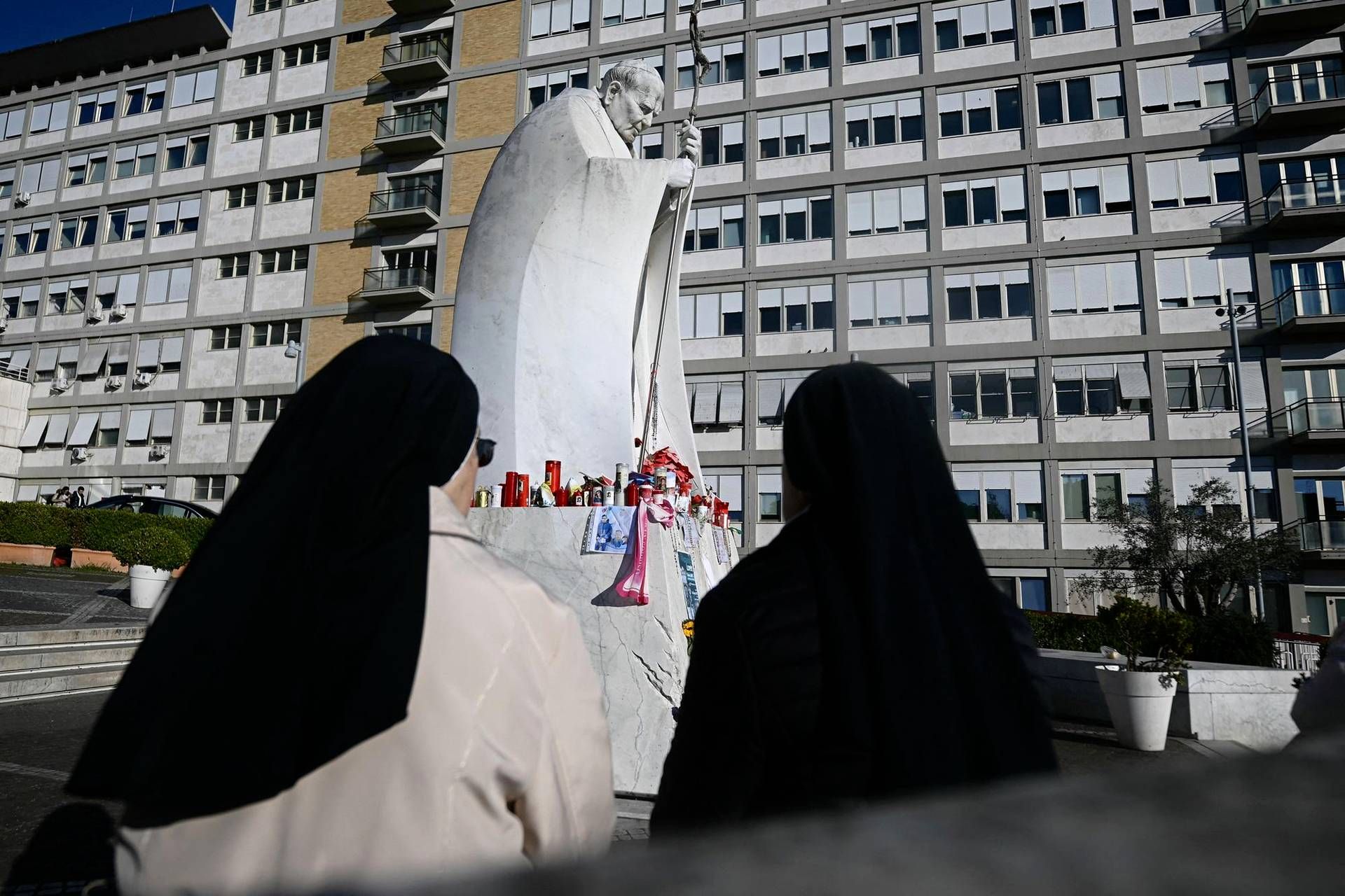 Papa Francesco, Vaticano: "Due episodi di insufficienza respiratoria acuta"