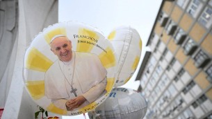 Papa Francesco, Vaticano: "Ha dormito tutta la notte, ora prosegue il riposo"