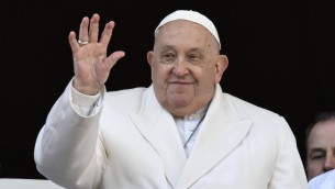 Papa Francesco, Vaticano: "Lievi miglioramenti su infezione polmonare e uso della parola"