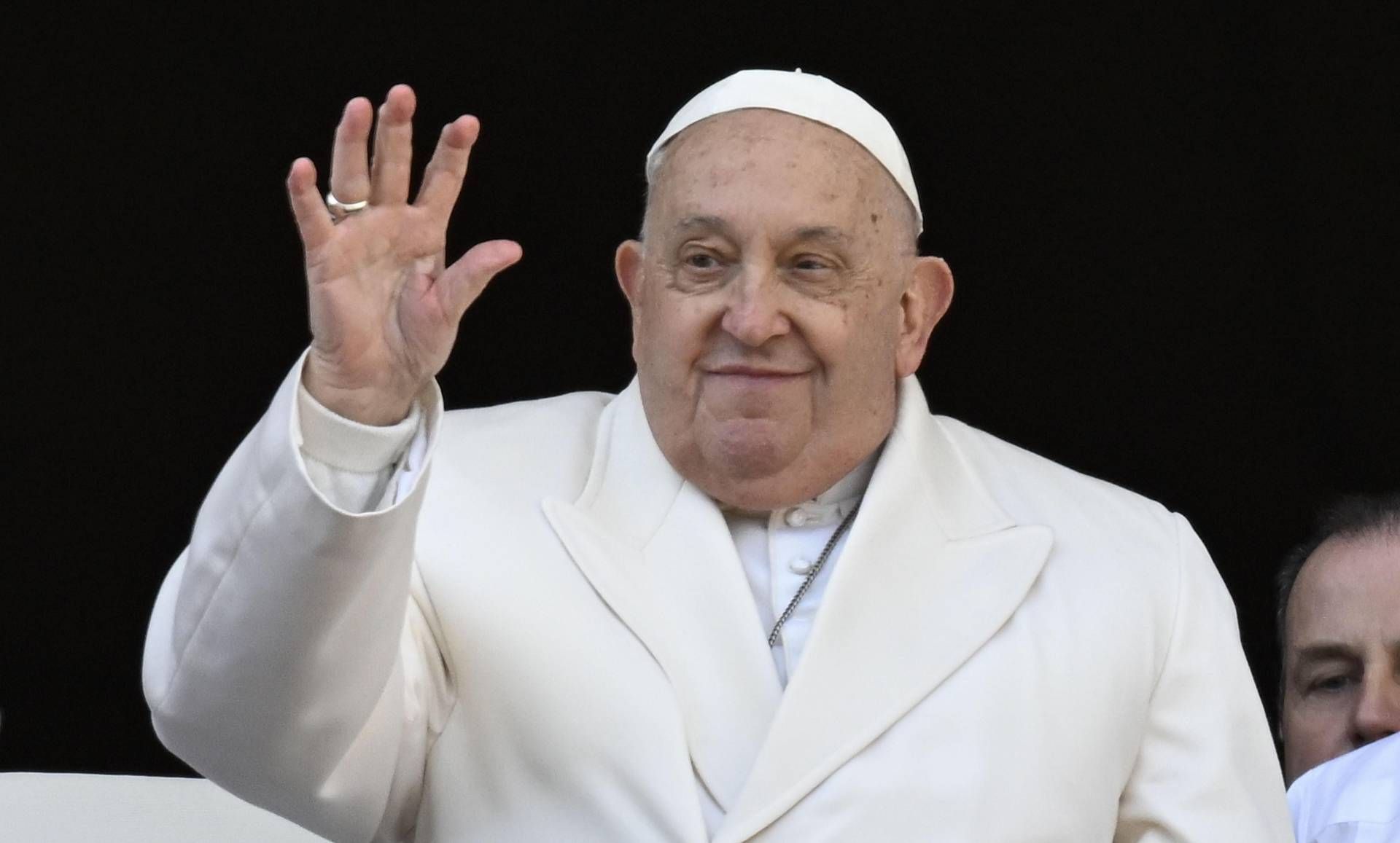 Papa Francesco, Vaticano: "Lievi miglioramenti su infezione polmonare e uso della parola"