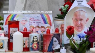 Papa Francesco, Vaticano: "Migliora, ma la prognosi resta riservata"
