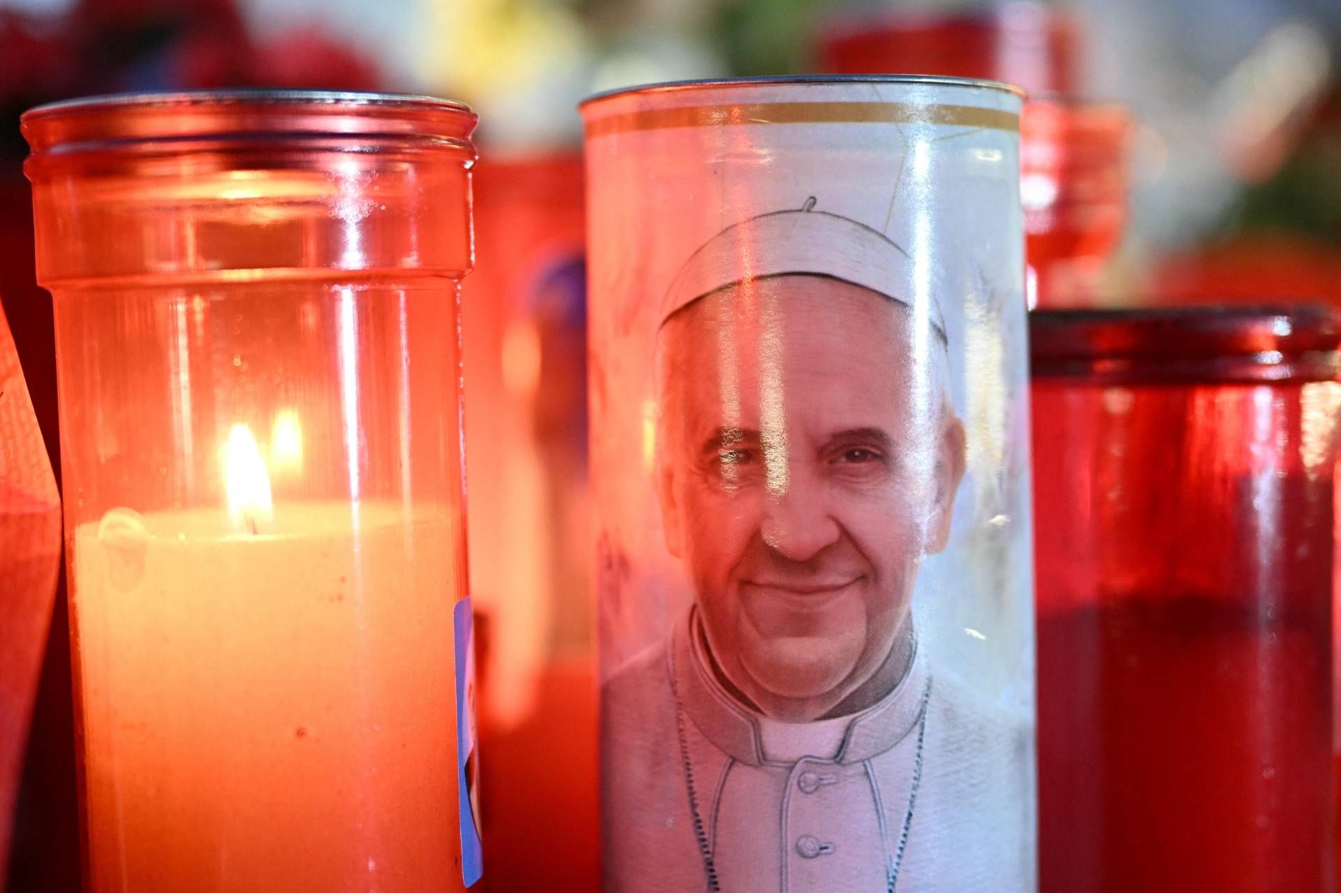 Papa Francesco, Vaticano: "Stazionario, nessuna crisi respiratoria ma la prognosi resta riservata"