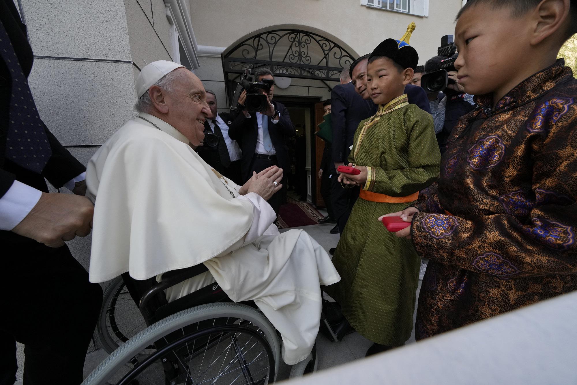 Papa Francesco: "Viaggiare? Per me ora non è più tanto facile"