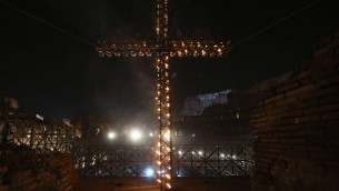 Papa ha preparato meditazioni Via Crucis al Colosseo, sarà guidata dal card