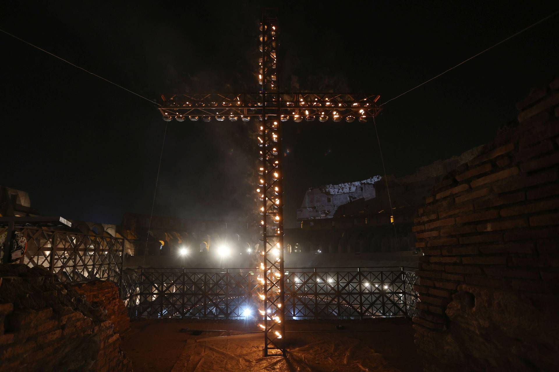Papa ha preparato meditazioni Via Crucis al Colosseo, sarà guidata dal card
