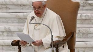 Papa: "Il medico mi ha detto di non camminare"