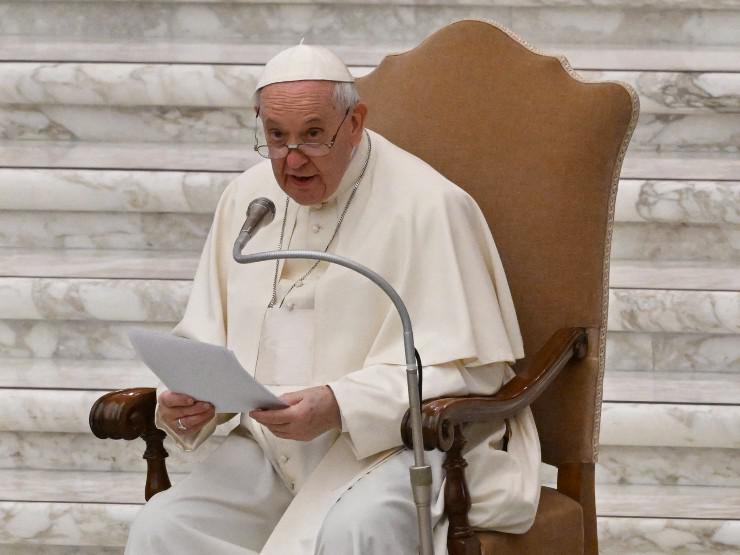 Papa: "Il medico mi ha detto di non camminare"