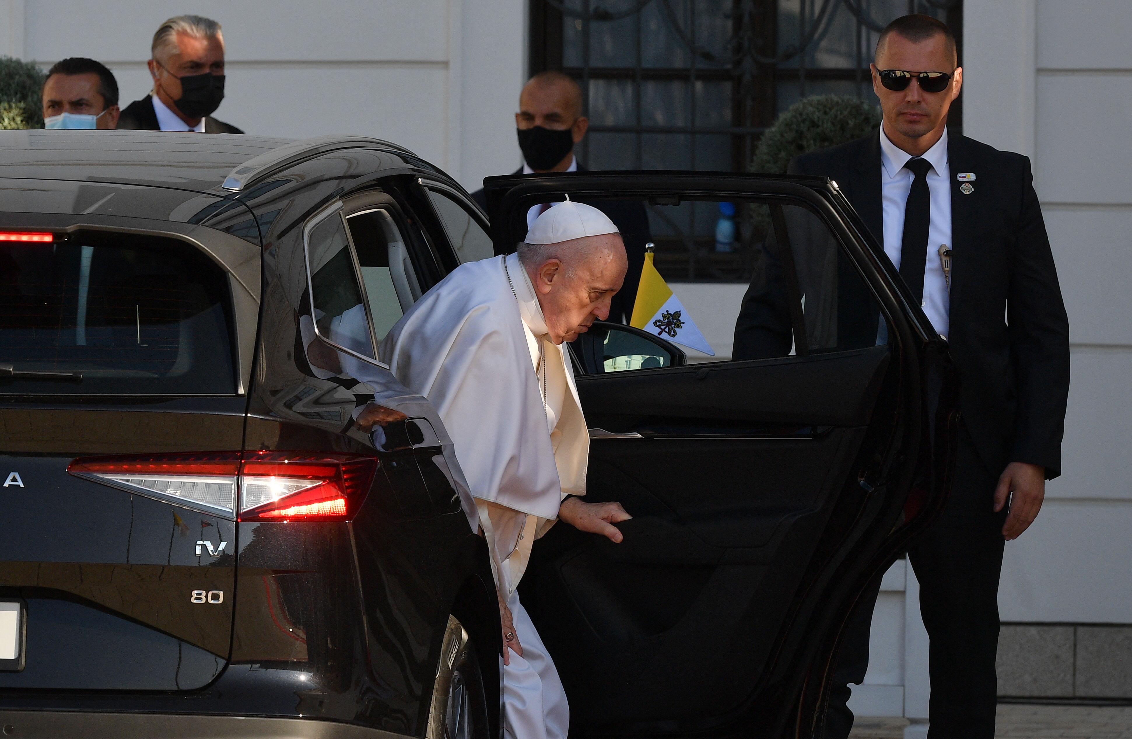 Papa, l’autoironia con i giornalisti: "Sono ancora vivo"