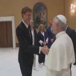 Papa Leone XIV incontra Sinner e scherza: "A Wimbledon mi lascerebbero giocare" - Video