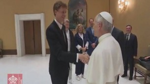 Papa Leone XIV incontra Sinner e scherza: "A Wimbledon mi lascerebbero giocare" - Video