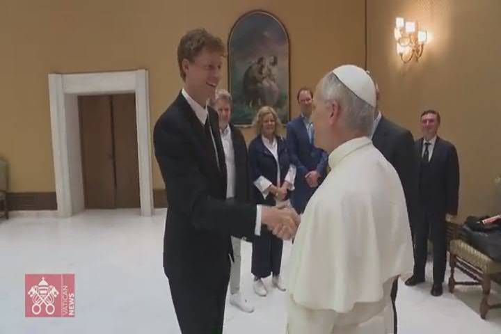 Papa Leone XIV incontra Sinner e scherza: "A Wimbledon mi lascerebbero giocare" - Video