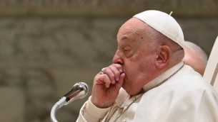 Papa raffreddato e senza voce: "Francesco più esposto a rischio infezioni respiratorie"