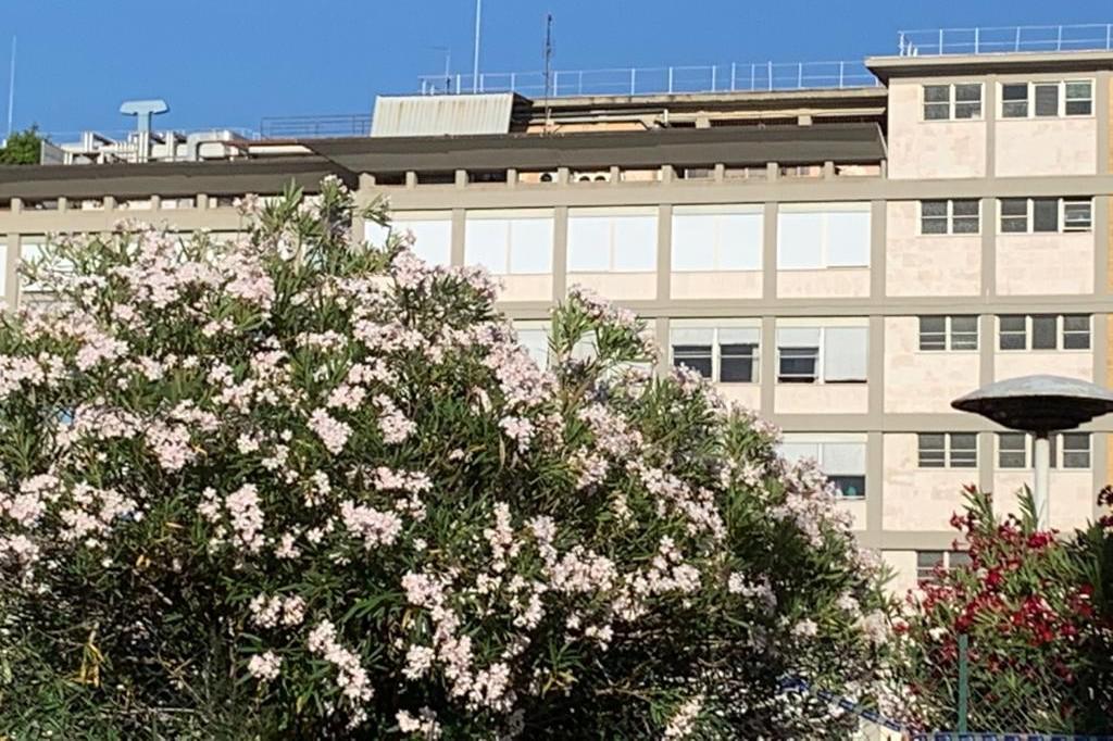Papa, riposo e tranquillità: serrande abbassate al Gemelli