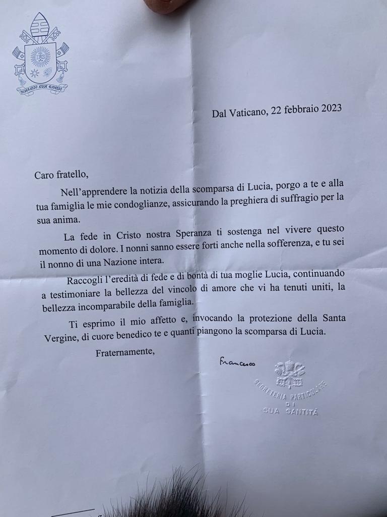 Papa scrive a Banfi per la morte della moglie: "Nonni forti anche nella sofferenza"