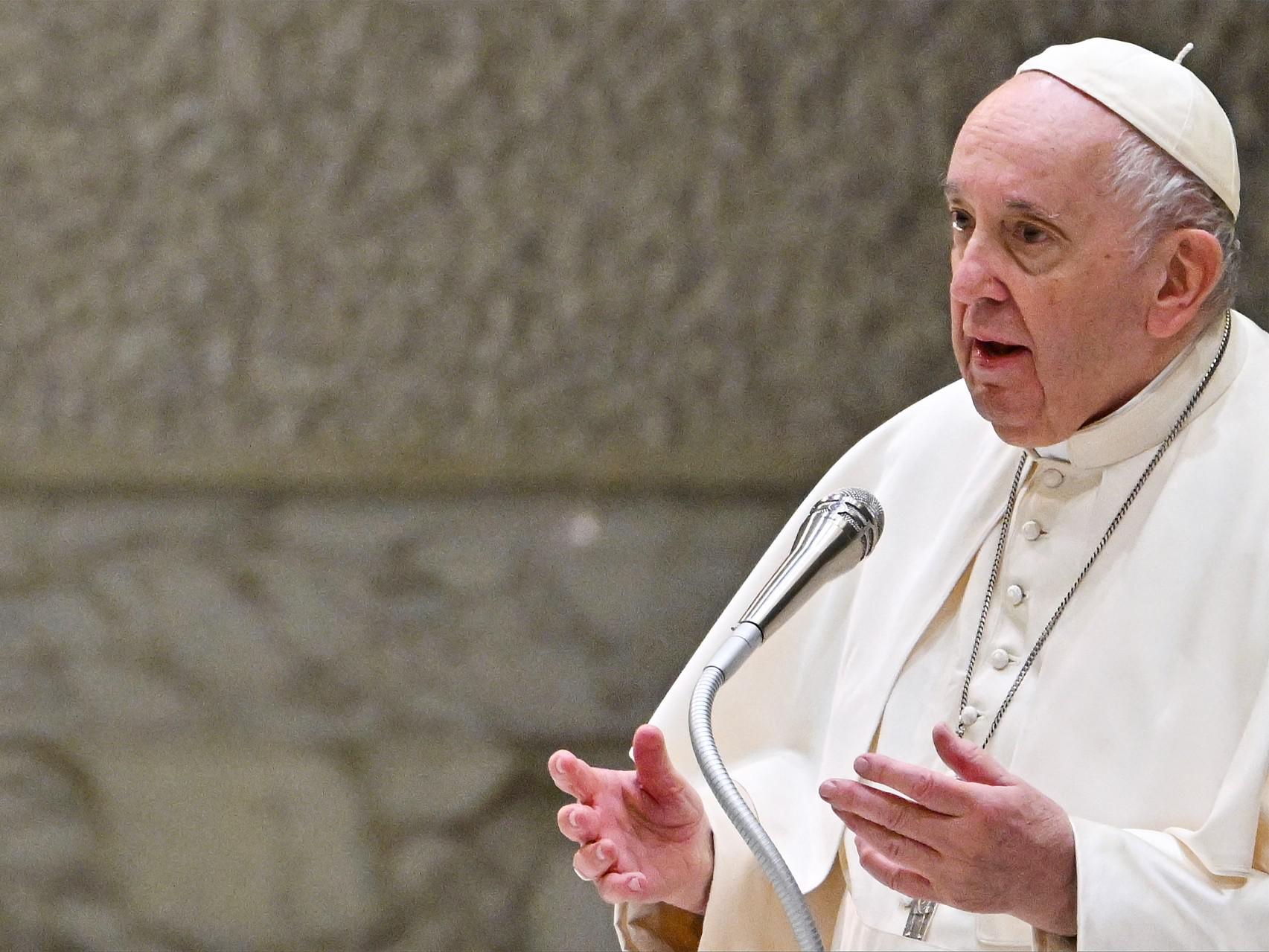 Papa sferza la Curia: "Tornare all'essenziale"