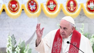 Papa, ultimo giorno in Bahrein: "No a divisioni del mondo e differenze etniche"