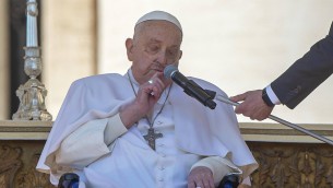 Papa, Vaticano: "Desidera essere presente all'Urbi et Orbi pasquale"