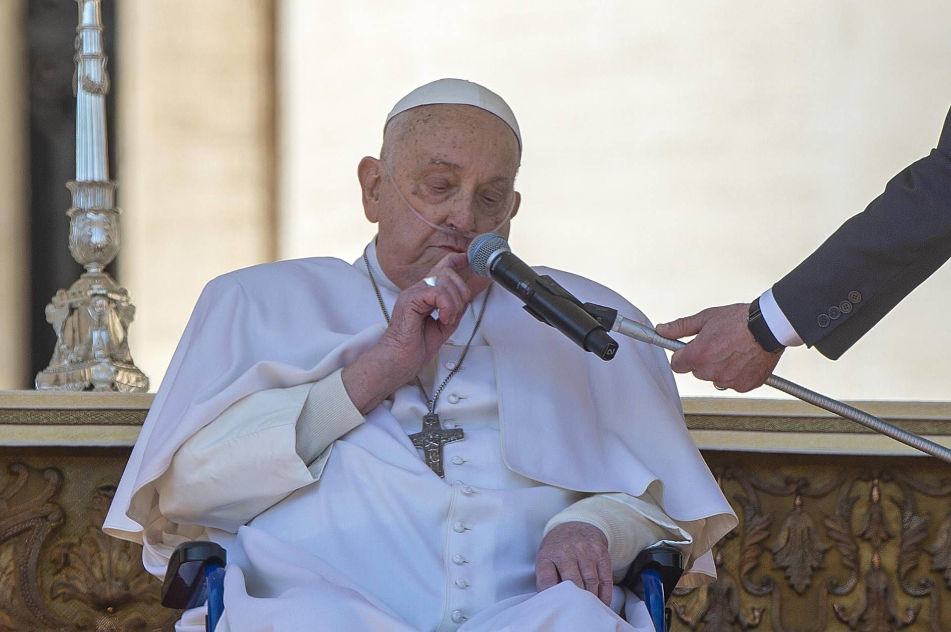 Papa, Vaticano: "Desidera essere presente all'Urbi et Orbi pasquale"