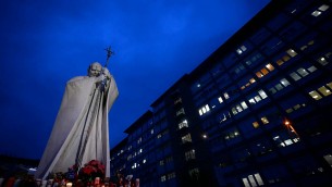 Papa, Vaticano: "In lieve miglioramento e senza febbre"